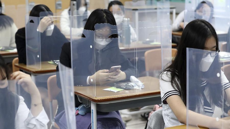 Korea Selatan membuka kembali kegiatan belajar ditengah pandemi COVID-19. AP/Kim Jun-beom
