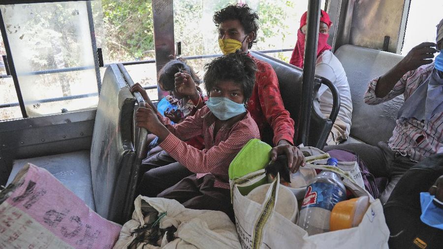 Ribuan buruh Migran India rela antre panjang demi bisa mudik. AP/Rajanish Kakade