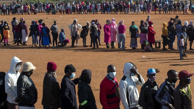 Masyarakat Afrika Selatan antre sembako. AP/Themba Hadebe