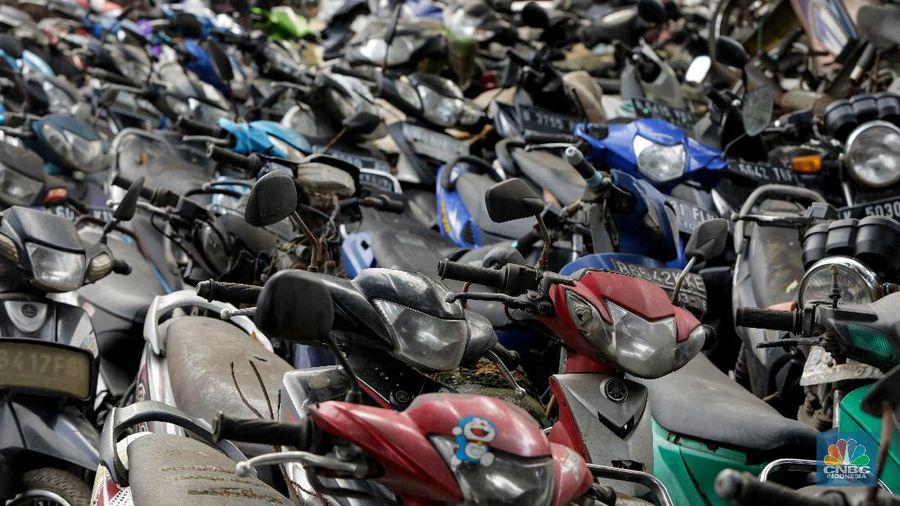 Sepeda motor terlihat diantara ilalang di tempat penampungan di Jalan Perjuangan, Teluk Pucung, Bekasi Utara, Jawa Barat, Indonesia, Kamis, 21 Mei 2020. Sepeda motor tersebut merupakan hasil razia dan korban kecelakaan lalu linta di wilayah Bekasi Kota. Motor tersebut menjadi rongsok hingga berkarat. Menurut data Korlantas Polri sepeda motor tercatat sebagai penyumbang besar angka kecelakaan lalu lintas dengan jumlah 35.980 pada triwulan II-2019, jumlah tersebut menurut dibanding triwulan I-2019 dengan jumlah 36.358.  (CNBC Indonesia/ Andrean Kristianto)