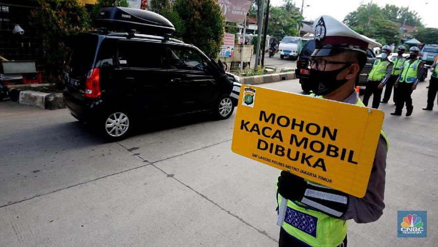 Petugas dishub dan polantas melakukan check point di Putaran jalan raya Kalimalang, Jakarta Timur, Jumat (22/5). Kepala UP Perparkiran DKI Jakarta Adji Kusambarto yang ditugaskan di check poin di putaran Jln Raya Kalimalang saat ditemui CNBC Indonesia mengatakan terkait dengan evaluasi sampai hari ini memang kita masih tahap sosialisasi kita tetap melakukan sosialisasi langsung pada pengguna jalan. Bagi mereka yang masuk dan keluar Jakarta harus menunjukkan SIKM bagi warga di luar Jabodetabek. Bagi warga yang tidak membawa SIKM nantinya akan diputar balikkan dan kembali ketempat asal mereka. Sampai sore ini ada sekitar 5 kendaraan roda empat yang disuruh putar balik dan 10 kendaraan roda dua. Sebagai besar yang disuruh putar balik diluar wilayah Jabodetabek. SIKM ini nantinya mulai berlaku mulai hari Senin. Seperti diketahui Pengendara yang melintas masuk atau keluar ibu kota di 12 titik checkpoint, wajib menunjukkan SIKM. Ketentuan ini sesuai Peraturan Gubernur Nomor 47 Tahun 2020 tentang Pembatasan Berpergian Keluar Masuk DKI Jakarta. SIKM diperuntukan bagi warga yang karena tugas dan pekerjaannya harus melakukan perjalanan dinas keluar dan/atau masuk wilayah DKI Jakarta atau Jabodetabek selama masa pandemi. (CNBC Indonesia/ Muhammad Sabki)