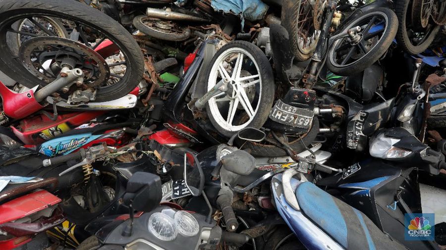 Sepeda motor terlihat diantara ilalang di tempat penampungan di Jalan Perjuangan, Teluk Pucung, Bekasi Utara, Jawa Barat, Indonesia, Kamis, 21 Mei 2020. Sepeda motor tersebut merupakan hasil razia dan korban kecelakaan lalu linta di wilayah Bekasi Kota. Motor tersebut menjadi rongsok hingga berkarat. Menurut data Korlantas Polri sepeda motor tercatat sebagai penyumbang besar angka kecelakaan lalu lintas dengan jumlah 35.980 pada triwulan II-2019, jumlah tersebut menurut dibanding triwulan I-2019 dengan jumlah 36.358. (CNBC Indonesia/ Andrean Kristianto)
