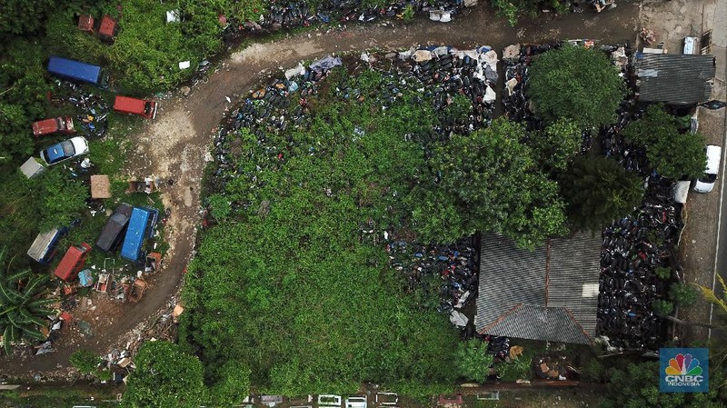 Sepeda motor terlihat diantara ilalang di tempat penampungan di Jalan Perjuangan, Teluk Pucung, Bekasi Utara, Jawa Barat, Indonesia, Kamis, 21 Mei 2020. Sepeda motor tersebut merupakan hasil razia dan korban kecelakaan lalu linta di wilayah Bekasi Kota. Motor tersebut menjadi rongsok hingga berkarat. Menurut data Korlantas Polri sepeda motor tercatat sebagai penyumbang besar angka kecelakaan lalu lintas dengan jumlah 35.980 pada triwulan II-2019, jumlah tersebut menurut dibanding triwulan I-2019 dengan jumlah 36.358.  (CNBC Indonesia/ Andrean Kristianto)