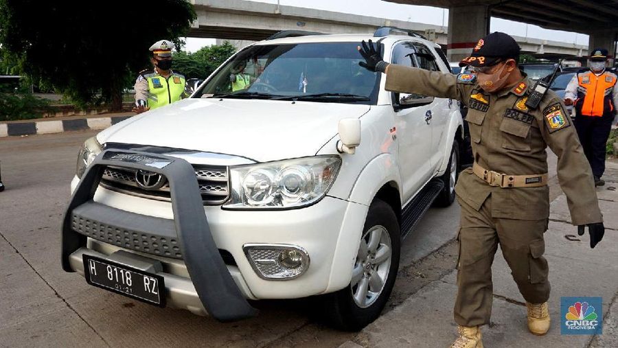 Petugas dishub dan polantas melakukan check point di Putaran jalan raya Kalimalang, Jakarta Timur, Jumat (22/5). Kepala UP Perparkiran DKI Jakarta Adji Kusambarto yang ditugaskan di check poin di putaran Jln Raya Kalimalang saat ditemui CNBC Indonesia mengatakan terkait dengan evaluasi sampai hari ini memang kita masih tahap sosialisasi kita tetap melakukan sosialisasi langsung pada pengguna jalan. Bagi mereka yang masuk dan keluar Jakarta harus menunjukkan SIKM bagi warga di luar Jabodetabek. Bagi warga yang tidak membawa SIKM nantinya akan diputar balikkan dan kembali ketempat asal mereka. Sampai sore ini ada sekitar 5 kendaraan roda empat yang disuruh putar balik dan 10 kendaraan roda dua. Sebagai besar yang disuruh putar balik diluar wilayah Jabodetabek. SIKM ini nantinya mulai berlaku mulai hari Senin. Seperti diketahui Pengendara yang melintas masuk atau keluar ibu kota di 12 titik checkpoint, wajib menunjukkan SIKM. Ketentuan ini sesuai Peraturan Gubernur Nomor 47 Tahun 2020 tentang Pembatasan Berpergian Keluar Masuk DKI Jakarta. SIKM diperuntukan bagi warga yang karena tugas dan pekerjaannya harus melakukan perjalanan dinas keluar dan/atau masuk wilayah DKI Jakarta atau Jabodetabek selama masa pandemi. (CNBC Indonesia/ Muhammad Sabki)