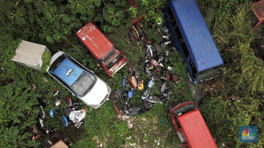 Sepeda motor terlihat diantara ilalang di tempat penampungan di Jalan Perjuangan, Teluk Pucung, Bekasi Utara, Jawa Barat, Indonesia, Kamis, 21 Mei 2020. Sepeda motor tersebut merupakan hasil razia dan korban kecelakaan lalu linta di wilayah Bekasi Kota. Motor tersebut menjadi rongsok hingga berkarat. Menurut data Korlantas Polri sepeda motor tercatat sebagai penyumbang besar angka kecelakaan lalu lintas dengan jumlah 35.980 pada triwulan II-2019, jumlah tersebut menurut dibanding triwulan I-2019 dengan jumlah 36.358.  (CNBC Indonesia/ Andrean Kristianto)