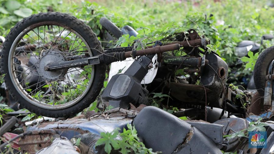 Sepeda motor terlihat diantara ilalang di tempat penampungan di Jalan Perjuangan, Teluk Pucung, Bekasi Utara, Jawa Barat, Indonesia, Kamis, 21 Mei 2020. Sepeda motor tersebut merupakan hasil razia dan korban kecelakaan lalu linta di wilayah Bekasi Kota. Motor tersebut menjadi rongsok hingga berkarat. Menurut data Korlantas Polri sepeda motor tercatat sebagai penyumbang besar angka kecelakaan lalu lintas dengan jumlah 35.980 pada triwulan II-2019, jumlah tersebut menurut dibanding triwulan I-2019 dengan jumlah 36.358.  (CNBC Indonesia/ Andrean Kristianto)