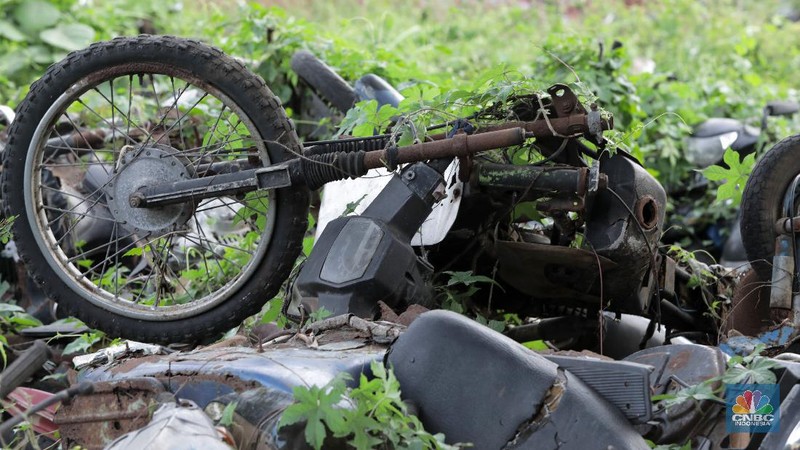 Sepeda motor terlihat diantara ilalang di tempat penampungan di Jalan Perjuangan, Teluk Pucung, Bekasi Utara, Jawa Barat, Indonesia, Kamis, 21 Mei 2020. Sepeda motor tersebut merupakan hasil razia dan korban kecelakaan lalu linta di wilayah Bekasi Kota. Motor tersebut menjadi rongsok hingga berkarat. Menurut data Korlantas Polri sepeda motor tercatat sebagai penyumbang besar angka kecelakaan lalu lintas dengan jumlah 35.980 pada triwulan II-2019, jumlah tersebut menurut dibanding triwulan I-2019 dengan jumlah 36.358.  (CNBC Indonesia/ Andrean Kristianto)
