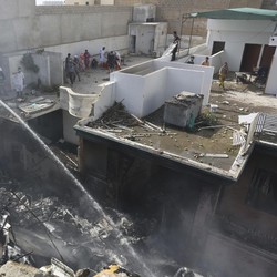 Intip Penampakan Puing Pesawat Pakistan yang Jatuh di Karachi
