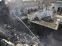 Intip Penampakan Puing Pesawat Pakistan yang Jatuh di Karachi