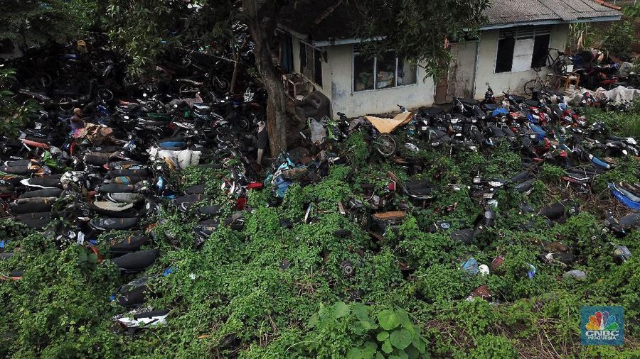 Sepeda motor terlihat diantara ilalang di tempat penampungan di Jalan Perjuangan, Teluk Pucung, Bekasi Utara, Jawa Barat, Indonesia, Kamis, 21 Mei 2020. Sepeda motor tersebut merupakan hasil razia dan korban kecelakaan lalu linta di wilayah Bekasi Kota. Motor tersebut menjadi rongsok hingga berkarat. Menurut data Korlantas Polri sepeda motor tercatat sebagai penyumbang besar angka kecelakaan lalu lintas dengan jumlah 35.980 pada triwulan II-2019, jumlah tersebut menurut dibanding triwulan I-2019 dengan jumlah 36.358.  (CNBC Indonesia/ Andrean Kristianto)