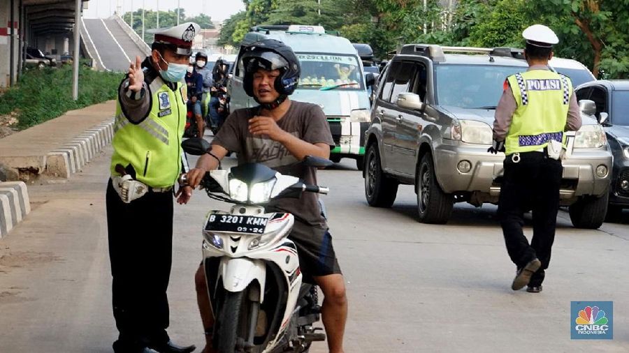Petugas dishub dan polantas melakukan check point di Putaran jalan raya Kalimalang, Jakarta Timur, Jumat (22/5). Kepala UP Perparkiran DKI Jakarta Adji Kusambarto yang ditugaskan di check poin di putaran Jln Raya Kalimalang saat ditemui CNBC Indonesia mengatakan terkait dengan evaluasi sampai hari ini memang kita masih tahap sosialisasi kita tetap melakukan sosialisasi langsung pada pengguna jalan. Bagi mereka yang masuk dan keluar Jakarta harus menunjukkan SIKM bagi warga di luar Jabodetabek. Bagi warga yang tidak membawa SIKM nantinya akan diputar balikkan dan kembali ketempat asal mereka. Sampai sore ini ada sekitar 5 kendaraan roda empat yang disuruh putar balik dan 10 kendaraan roda dua. Sebagai besar yang disuruh putar balik diluar wilayah Jabodetabek. SIKM ini nantinya mulai berlaku mulai hari Senin. Seperti diketahui Pengendara yang melintas masuk atau keluar ibu kota di 12 titik checkpoint, wajib menunjukkan SIKM. Ketentuan ini sesuai Peraturan Gubernur Nomor 47 Tahun 2020 tentang Pembatasan Berpergian Keluar Masuk DKI Jakarta. SIKM diperuntukan bagi warga yang karena tugas dan pekerjaannya harus melakukan perjalanan dinas keluar dan/atau masuk wilayah DKI Jakarta atau Jabodetabek selama masa pandemi. (CNBC Indonesia/ Muhammad Sabki)