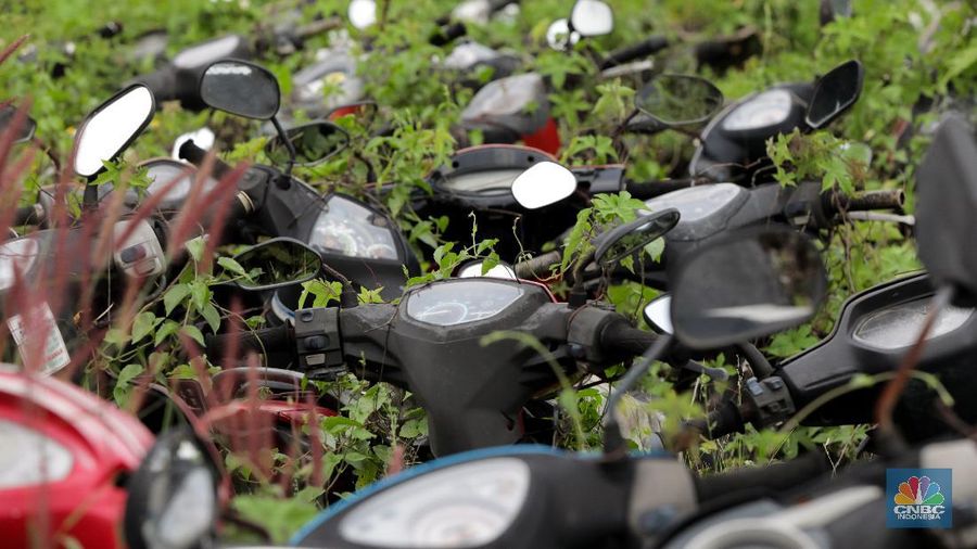 Sepeda motor terlihat diantara ilalang di tempat penampungan di Jalan Perjuangan, Teluk Pucung, Bekasi Utara, Jawa Barat, Indonesia, Kamis, 21 Mei 2020. Sepeda motor tersebut merupakan hasil razia dan korban kecelakaan lalu linta di wilayah Bekasi Kota. Motor tersebut menjadi rongsok hingga berkarat. Menurut data Korlantas Polri sepeda motor tercatat sebagai penyumbang besar angka kecelakaan lalu lintas dengan jumlah 35.980 pada triwulan II-2019, jumlah tersebut menurut dibanding triwulan I-2019 dengan jumlah 36.358.  (CNBC Indonesia/ Andrean Kristianto)