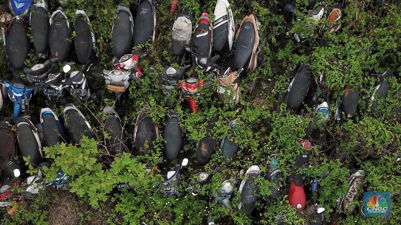 Sepeda motor terlihat diantara ilalang di tempat penampungan di Jalan Perjuangan, Teluk Pucung, Bekasi Utara, Jawa Barat, Indonesia, Kamis, 21 Mei 2020. Sepeda motor tersebut merupakan hasil razia dan korban kecelakaan lalu linta di wilayah Bekasi Kota. Motor tersebut menjadi rongsok hingga berkarat. Menurut data Korlantas Polri sepeda motor tercatat sebagai penyumbang besar angka kecelakaan lalu lintas dengan jumlah 35.980 pada triwulan II-2019, jumlah tersebut menurut dibanding triwulan I-2019 dengan jumlah 36.358.  (CNBC Indonesia/ Andrean Kristianto)