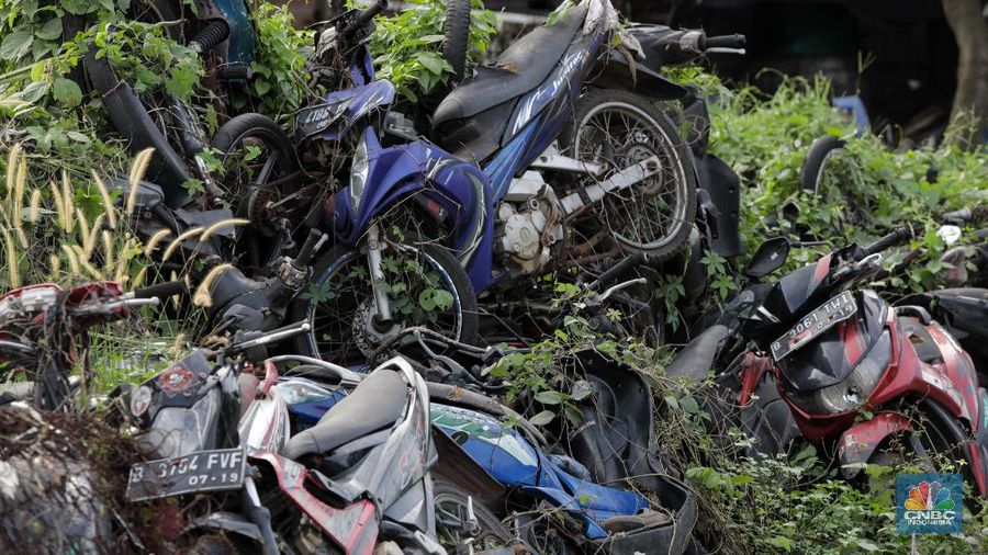 Sepeda motor terlihat diantara ilalang di tempat penampungan di Jalan Perjuangan, Teluk Pucung, Bekasi Utara, Jawa Barat, Indonesia, Kamis, 21 Mei 2020. Sepeda motor tersebut merupakan hasil razia dan korban kecelakaan lalu linta di wilayah Bekasi Kota. Motor tersebut menjadi rongsok hingga berkarat. Menurut data Korlantas Polri sepeda motor tercatat sebagai penyumbang besar angka kecelakaan lalu lintas dengan jumlah 35.980 pada triwulan II-2019, jumlah tersebut menurut dibanding triwulan I-2019 dengan jumlah 36.358.  (CNBC Indonesia/ Andrean Kristianto)