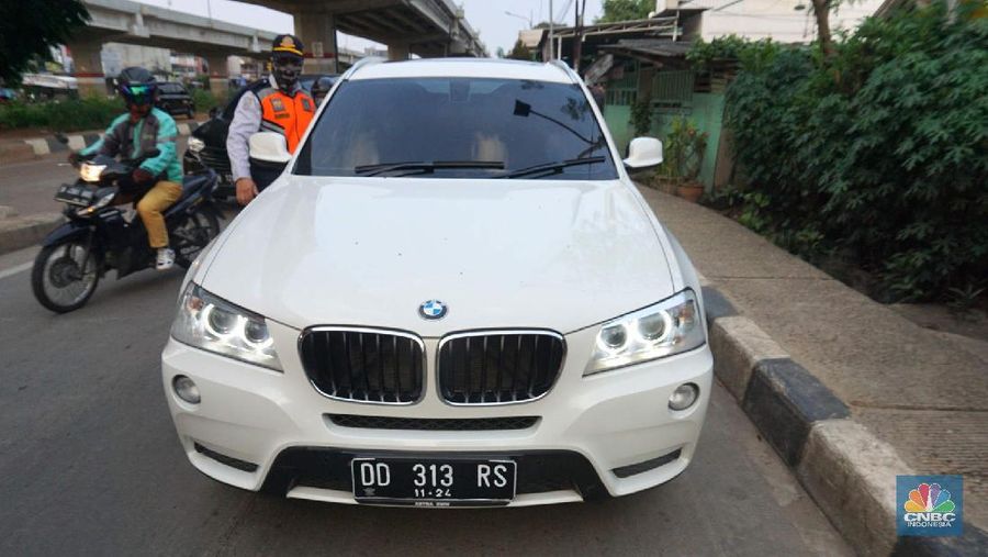 Petugas dishub dan polantas melakukan check point di Putaran jalan raya Kalimalang, Jakarta Timur, Jumat (22/5). Kepala UP Perparkiran DKI Jakarta Adji Kusambarto yang ditugaskan di check poin di putaran Jln Raya Kalimalang saat ditemui CNBC Indonesia mengatakan terkait dengan evaluasi sampai hari ini memang kita masih tahap sosialisasi kita tetap melakukan sosialisasi langsung pada pengguna jalan. Bagi mereka yang masuk dan keluar Jakarta harus menunjukkan SIKM bagi warga di luar Jabodetabek. Bagi warga yang tidak membawa SIKM nantinya akan diputar balikkan dan kembali ketempat asal mereka. Sampai sore ini ada sekitar 5 kendaraan roda empat yang disuruh putar balik dan 10 kendaraan roda dua. Sebagai besar yang disuruh putar balik diluar wilayah Jabodetabek. SIKM ini nantinya mulai berlaku mulai hari Senin. Seperti diketahui Pengendara yang melintas masuk atau keluar ibu kota di 12 titik checkpoint, wajib menunjukkan SIKM. Ketentuan ini sesuai Peraturan Gubernur Nomor 47 Tahun 2020 tentang Pembatasan Berpergian Keluar Masuk DKI Jakarta. SIKM diperuntukan bagi warga yang karena tugas dan pekerjaannya harus melakukan perjalanan dinas keluar dan/atau masuk wilayah DKI Jakarta atau Jabodetabek selama masa pandemi. (CNBC Indonesia/ Muhammad Sabki)