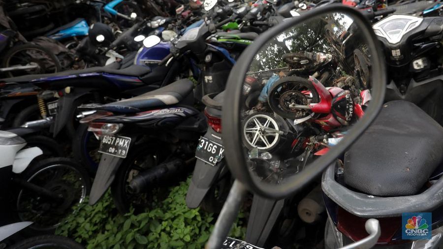 Sepeda motor terlihat diantara ilalang di tempat penampungan di Jalan Perjuangan, Teluk Pucung, Bekasi Utara, Jawa Barat, Indonesia, Kamis, 21 Mei 2020. Sepeda motor tersebut merupakan hasil razia dan korban kecelakaan lalu linta di wilayah Bekasi Kota. Motor tersebut menjadi rongsok hingga berkarat. Menurut data Korlantas Polri sepeda motor tercatat sebagai penyumbang besar angka kecelakaan lalu lintas dengan jumlah 35.980 pada triwulan II-2019, jumlah tersebut menurut dibanding triwulan I-2019 dengan jumlah 36.358.  (CNBC Indonesia/ Andrean Kristianto)