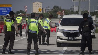 Cegah Arus Balik, Polisi Sekat Jalan di Ruas Tol Jawa Timur