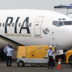 Bawa 100 Penumpang, Pesawat Pakistan Jatuh ke Pemukiman