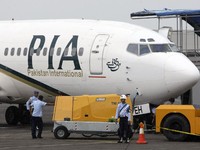 Bawa 100 Penumpang, Pesawat Pakistan Jatuh ke Pemukiman