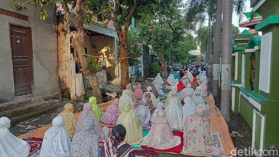 Indonesian Muslims pray spaced apart as they practice social distancing to curb the spread of the new coronavirus during an Eid al-Fitr prayer marking the end of the holy fasting month of Ramadan in Sidoarjo, East Java, Indonesia, Sunday, May 24, 2020. Millions of people in the world's largest Muslim nation are marking a muted and gloomy religious festival of Eid al-Fitr, the end of the fasting month of Ramadan _ a usually joyous three-day celebration that has been significantly toned down as coronavirus cases soar. (AP Photo/Trisnadi)