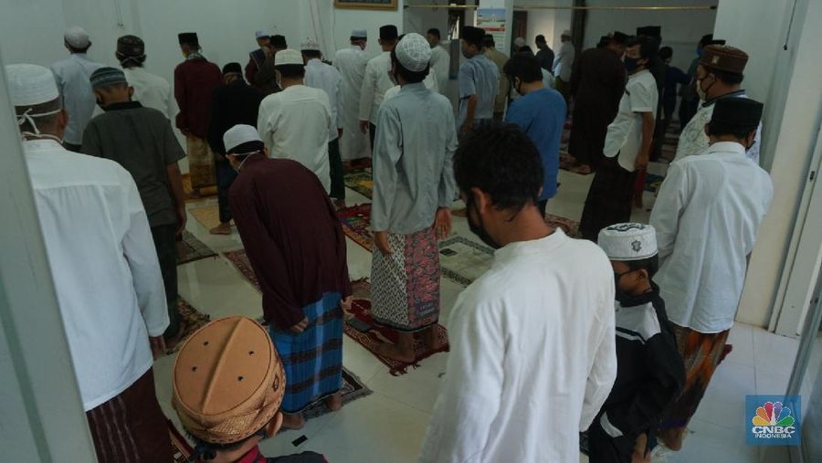 Perayaan Hari Raya Idul Fitri 1441 H, terasa berbeda dengan hari-hari biasanya.

Tahun kemarin, perayaan Idul Fitri sangatlah indah sekali.

Mulai dari salat id di masjid ataupun lapangan, kemudian berkumpul dengan saudara, mudik lebaran, bersilaturahmi keliling desa, dan berlibur di tempat-tempat wisata yang masih hits.

Namun, di tahun ini hal-hal semacam itu tidak bisa dirasakan karena pendemi virus corona atau Covid-19.  

Adanya virus corona, semua aktivitas masyarakat dibatasi.

Seperti, karantina mandiri lewat imbauan di rumah saja, penutupan rumah ibadah, adanya pembatasan sosial berskala besar (PSBB), larangan mudik, hingga imbauan pelaksanaan salat id di rumah.

Bahkan lebaran kali ini hanya bisa bercengkrama melalui sambungan telepon.

Walaupun ada imbauan tersebut, beberapa masyarakat tetap menggelar salat id namun harus mematuhi protokol kesehatan.

Pantauan CNBC Indonesia, belasan warga Komplek DPR 3, Meruya Selatan, Jakarta Barat. tetap melaksanakan salat id di musala setempat, Minggu (24/5/2020) pagi.

Salat Id dilaksanakan pada pukul 06.30 WIB, namun warga telah berdatangan ke musala sejak pukul 06.00 WIB. 

Selesai Shalat Id tidak ada warga yang bersamalaman dan hanya mengucapkan selamat Idul Fitri. (CNBC Indonesia/ Tri Susilo)