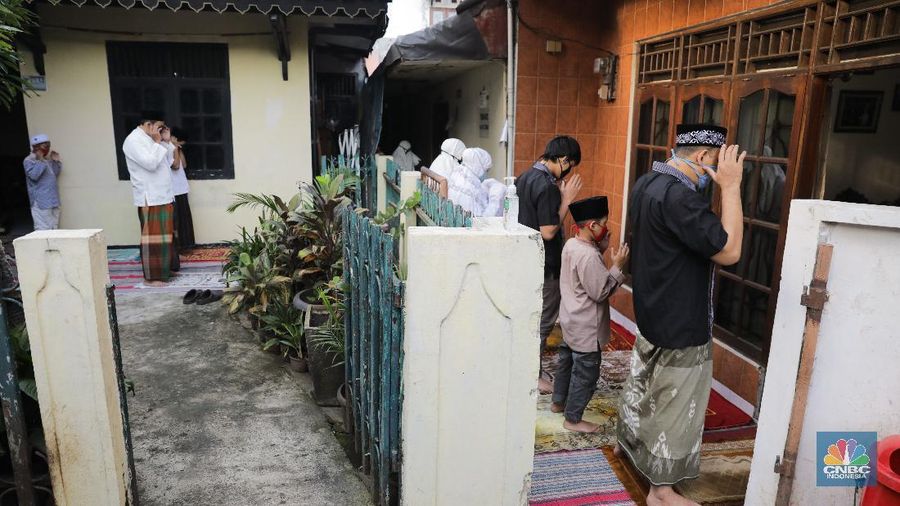 Salat Id di rumah di Kawasan Cipulir (²©²ÊÍøÕ¾/ Andrean Kristianto) Warga melaksanakan Solat Idul Fitri Jl. H. Amsar Cipulir - Kebayoran Lama, Jkt Selatan Jakarta, Minggu (24/5/2020). Di masa pandemi, pemerintah beserta ulama menghimbau kepada masyarakat agar melaksanakan sholat idul fitri di rumah masing-masing guna memutus mata rantai COVID-19. (²©²ÊÍøÕ¾/ Andrean Kristianto)