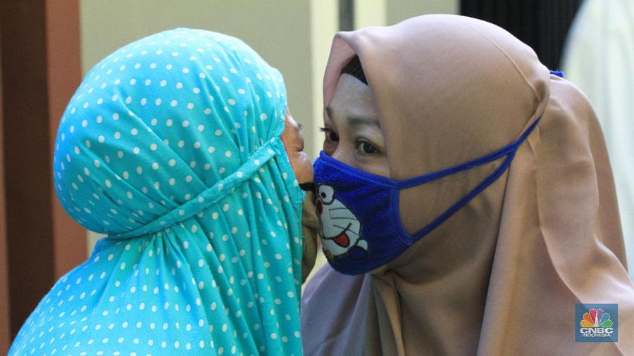 Perayaan Hari Raya Idul Fitri 1441 H, terasa berbeda dengan hari-hari biasanya.

Tahun kemarin, perayaan Idul Fitri sangatlah indah sekali.

Mulai dari salat id di masjid ataupun lapangan, kemudian berkumpul dengan saudara, mudik lebaran, bersilaturahmi keliling desa, dan berlibur di tempat-tempat wisata yang masih hits.

Namun, di tahun ini hal-hal semacam itu tidak bisa dirasakan karena pendemi virus corona atau Covid-19.  

Adanya virus corona, semua aktivitas masyarakat dibatasi.

Seperti, karantina mandiri lewat imbauan di rumah saja, penutupan rumah ibadah, adanya pembatasan sosial berskala besar (PSBB), larangan mudik, hingga imbauan pelaksanaan salat id di rumah.

Bahkan lebaran kali ini hanya bisa bercengkrama melalui sambungan telepon.

Walaupun ada imbauan tersebut, beberapa masyarakat tetap menggelar salat id namun harus mematuhi protokol kesehatan.

Pantauan CNBC Indonesia, belasan warga Komplek DPR 3, Meruya Selatan, Jakarta Barat. tetap melaksanakan salat id di musala setempat, Minggu (24/5/2020) pagi.

Salat Id dilaksanakan pada pukul 06.30 WIB, namun warga telah berdatangan ke musala sejak pukul 06.00 WIB. 

Selesai Shalat Id tidak ada warga yang bersamalaman dan hanya mengucapkan selamat Idul Fitri. (CNBC Indonesia/ Tri Susilo)