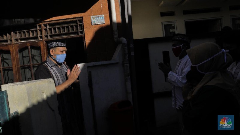 Warga melaksanakan Solat Idul Fitri Jl. H. Amsar Cipulir - Kebayoran Lama, Jkt Selatan Jakarta, Minggu (24/5/2020). Di masa pandemi, pemerintah beserta ulama menghimbau kepada masyarakat agar melaksanakan sholat idul fitri di rumah masing-masing guna memutus mata rantai COVID-19. (CNBC Indonesia/ Andrean Kristianto)