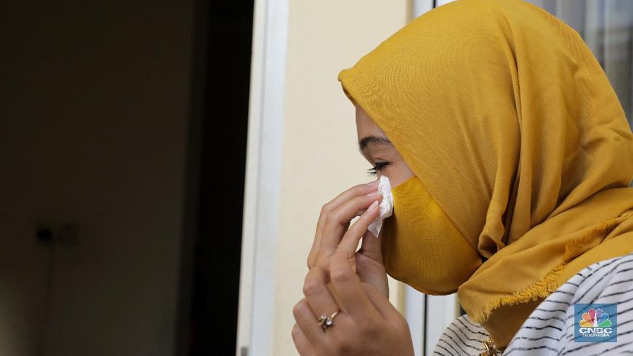 Warga melaksanakan Solat Idul Fitri Jl. H. Amsar Cipulir - Kebayoran Lama, Jkt Selatan Jakarta, Minggu (24/5/2020). Di masa pandemi, pemerintah beserta ulama menghimbau kepada masyarakat agar melaksanakan sholat idul fitri di rumah masing-masing guna memutus mata rantai COVID-19. (CNBC Indonesia/ Andrean Kristianto)