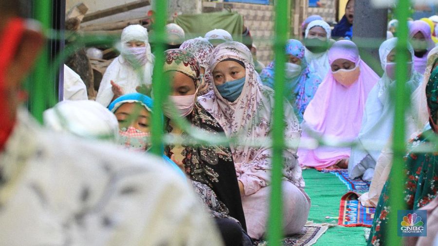 Perayaan Hari Raya Idul Fitri 1441 H, terasa berbeda dengan hari-hari biasanya.

Tahun kemarin, perayaan Idul Fitri sangatlah indah sekali.

Mulai dari salat id di masjid ataupun lapangan, kemudian berkumpul dengan saudara, mudik lebaran, bersilaturahmi keliling desa, dan berlibur di tempat-tempat wisata yang masih hits.

Namun, di tahun ini hal-hal semacam itu tidak bisa dirasakan karena pendemi virus corona atau Covid-19.  

Adanya virus corona, semua aktivitas masyarakat dibatasi.

Seperti, karantina mandiri lewat imbauan di rumah saja, penutupan rumah ibadah, adanya pembatasan sosial berskala besar (PSBB), larangan mudik, hingga imbauan pelaksanaan salat id di rumah.

Bahkan lebaran kali ini hanya bisa bercengkrama melalui sambungan telepon.

Walaupun ada imbauan tersebut, beberapa masyarakat tetap menggelar salat id namun harus mematuhi protokol kesehatan.

Pantauan CNBC Indonesia, belasan warga Komplek DPR 3, Meruya Selatan, Jakarta Barat. tetap melaksanakan salat id di musala setempat, Minggu (24/5/2020) pagi.

Salat Id dilaksanakan pada pukul 06.30 WIB, namun warga telah berdatangan ke musala sejak pukul 06.00 WIB. 

Selesai Shalat Id tidak ada warga yang bersamalaman dan hanya mengucapkan selamat Idul Fitri. (CNBC Indonesia/ Tri Susilo)