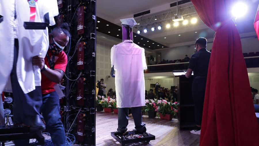 A picture of a student is seen on a tablet that is placed on a robot during an event they called 