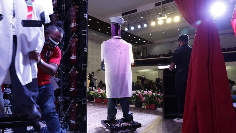 A picture of a student is seen on a tablet that is placed on a robot during an event they called 