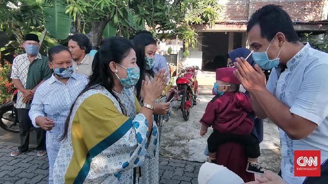 Warga Semarang Halalbihalal Lebaran Tanpa Bersentuhan