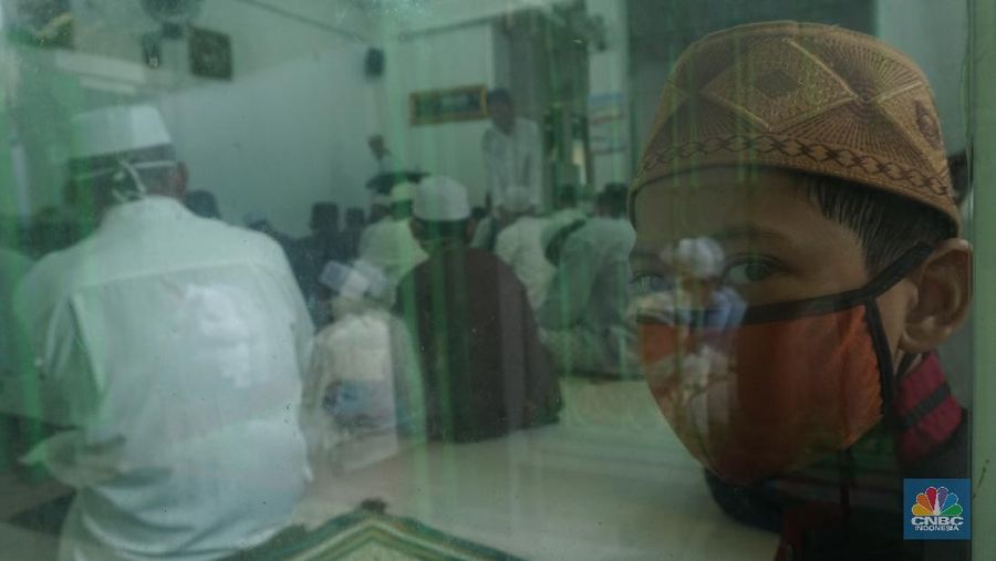 Perayaan Hari Raya Idul Fitri 1441 H, terasa berbeda dengan hari-hari biasanya.

Tahun kemarin, perayaan Idul Fitri sangatlah indah sekali.

Mulai dari salat id di masjid ataupun lapangan, kemudian berkumpul dengan saudara, mudik lebaran, bersilaturahmi keliling desa, dan berlibur di tempat-tempat wisata yang masih hits.

Namun, di tahun ini hal-hal semacam itu tidak bisa dirasakan karena pendemi virus corona atau Covid-19.  

Adanya virus corona, semua aktivitas masyarakat dibatasi.

Seperti, karantina mandiri lewat imbauan di rumah saja, penutupan rumah ibadah, adanya pembatasan sosial berskala besar (PSBB), larangan mudik, hingga imbauan pelaksanaan salat id di rumah.

Bahkan lebaran kali ini hanya bisa bercengkrama melalui sambungan telepon.

Walaupun ada imbauan tersebut, beberapa masyarakat tetap menggelar salat id namun harus mematuhi protokol kesehatan.

Pantauan CNBC Indonesia, belasan warga Komplek DPR 3, Meruya Selatan, Jakarta Barat. tetap melaksanakan salat id di musala setempat, Minggu (24/5/2020) pagi.

Salat Id dilaksanakan pada pukul 06.30 WIB, namun warga telah berdatangan ke musala sejak pukul 06.00 WIB. 

Selesai Shalat Id tidak ada warga yang bersamalaman dan hanya mengucapkan selamat Idul Fitri. (CNBC Indonesia/ Tri Susilo)