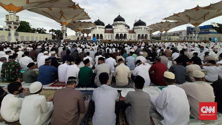 Jamaah salat Idulfitri 1441 Hijriah di Masjid Raya Baiturrahman, pada Minggu (24/5). (CNN Indonesia/dra) Jamaah salat Idulfitri 1441 Hijriah di Masjid Raya Baiturrahman, pada Minggu (24/5). (CNN Indonesia/dra)