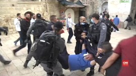 VIDEO: Polisi Tangkap Dua Orang Saat Bubarkan Demo di Al Aqsa