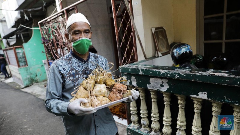 Warga melaksanakan Solat Idul Fitri Jl. H. Amsar Cipulir - Kebayoran Lama, Jkt Selatan Jakarta, Minggu (24/5/2020). Di masa pandemi, pemerintah beserta ulama menghimbau kepada masyarakat agar melaksanakan sholat idul fitri di rumah masing-masing guna memutus mata rantai COVID-19. (CNBC Indonesia/ Andrean Kristianto)