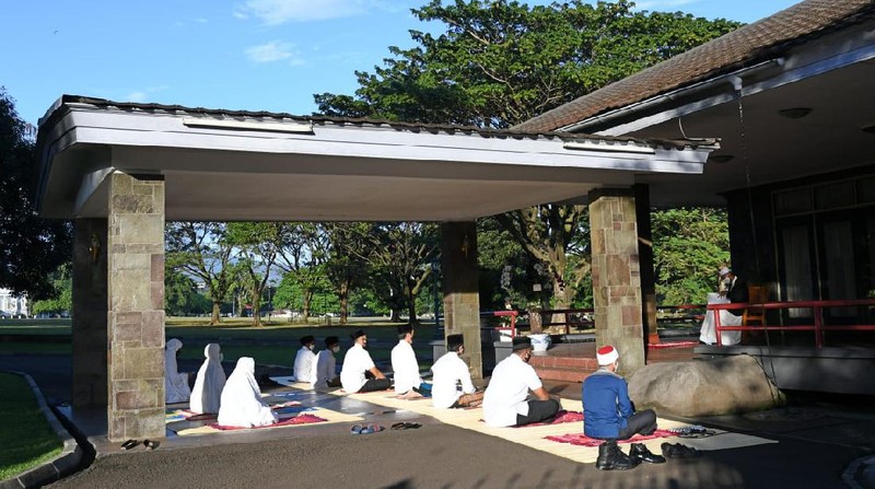 Presiden Jokowi Salat Idulfitri di Halaman Wisma Bayurini (Biro Pers Sekretariat Presiden/ Lukas)