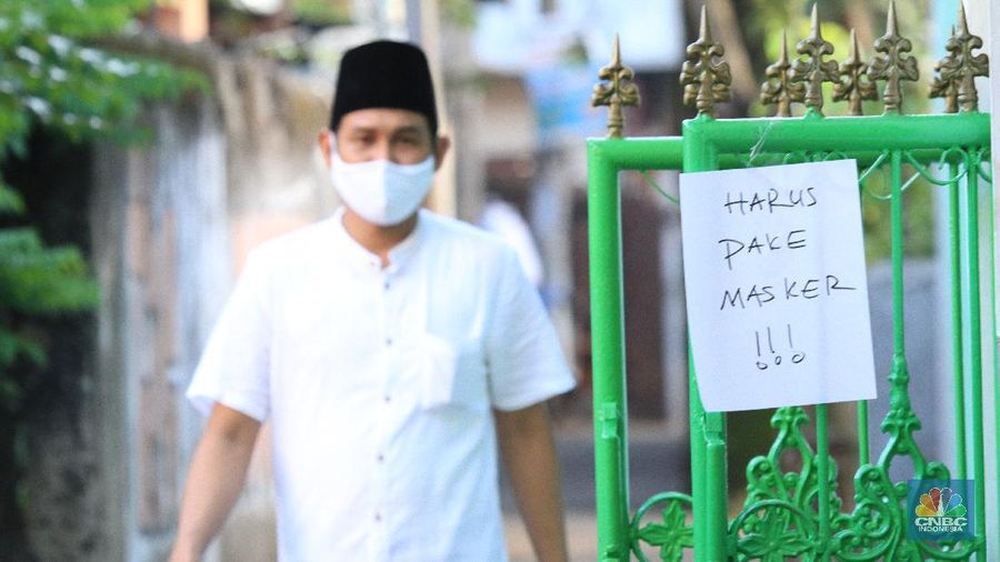 Perayaan Hari Raya Idul Fitri 1441 H, terasa berbeda dengan hari-hari biasanya.

Tahun kemarin, perayaan Idul Fitri sangatlah indah sekali.

Mulai dari salat id di masjid ataupun lapangan, kemudian berkumpul dengan saudara, mudik lebaran, bersilaturahmi keliling desa, dan berlibur di tempat-tempat wisata yang masih hits.

Namun, di tahun ini hal-hal semacam itu tidak bisa dirasakan karena pendemi virus corona atau Covid-19.  

Adanya virus corona, semua aktivitas masyarakat dibatasi.

Seperti, karantina mandiri lewat imbauan di rumah saja, penutupan rumah ibadah, adanya pembatasan sosial berskala besar (PSBB), larangan mudik, hingga imbauan pelaksanaan salat id di rumah.

Bahkan lebaran kali ini hanya bisa bercengkrama melalui sambungan telepon.

Walaupun ada imbauan tersebut, beberapa masyarakat tetap menggelar salat id namun harus mematuhi protokol kesehatan.

Pantauan CNBC Indonesia, belasan warga Komplek DPR 3, Meruya Selatan, Jakarta Barat. tetap melaksanakan salat id di musala setempat, Minggu (24/5/2020) pagi.

Salat Id dilaksanakan pada pukul 06.30 WIB, namun warga telah berdatangan ke musala sejak pukul 06.00 WIB. 

Selesai Shalat Id tidak ada warga yang bersamalaman dan hanya mengucapkan selamat Idul Fitri. (CNBC Indonesia/ Tri Susilo)