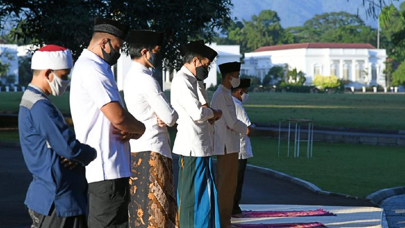 Presiden Jokowi Salat Idulfitri di Halaman Wisma Bayurini (Biro Pers Sekretariat Presiden/ Lukas)