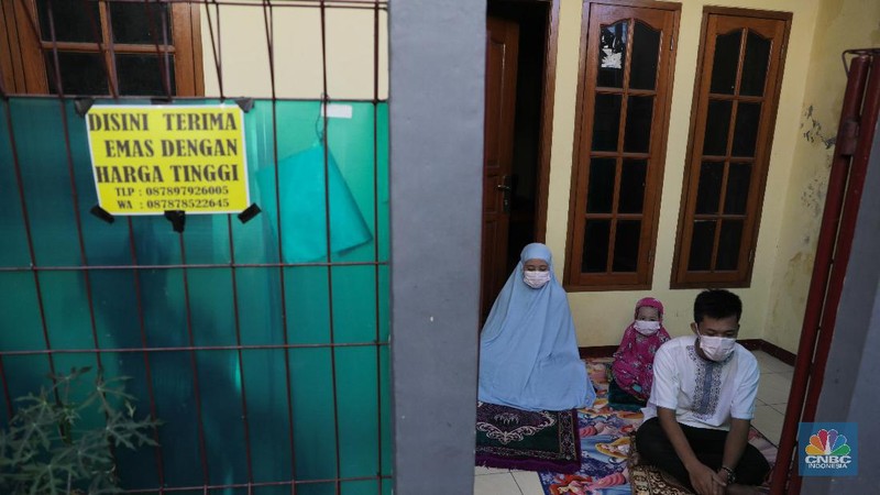 Warga melaksanakan Solat Idul Fitri Jl. H. Amsar Cipulir - Kebayoran Lama, Jkt Selatan Jakarta, Minggu (24/5/2020). Di masa pandemi, pemerintah beserta ulama menghimbau kepada masyarakat agar melaksanakan sholat idul fitri di rumah masing-masing guna memutus mata rantai COVID-19. (CNBC Indonesia/ Andrean Kristianto)