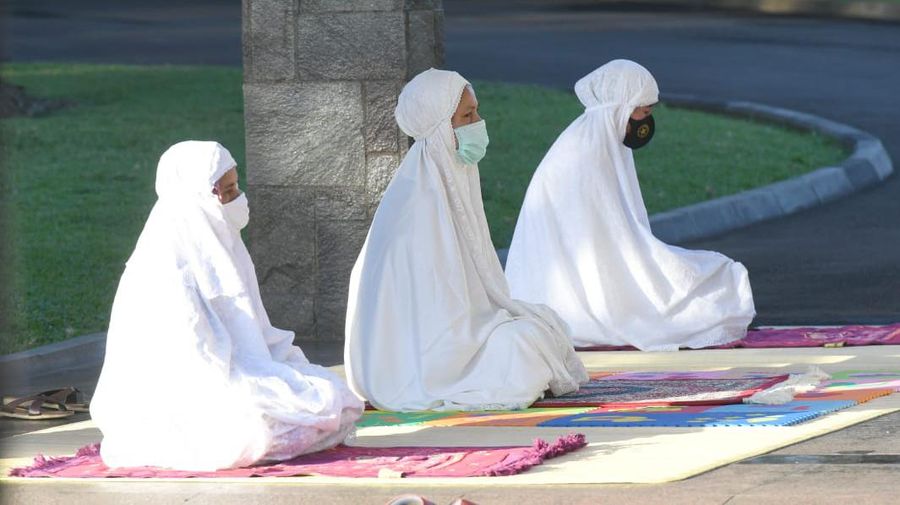 Presiden Jokowi Salat Idulfitri di Halaman Wisma Bayurini (Biro Pers Sekretariat Presiden/ Lukas)