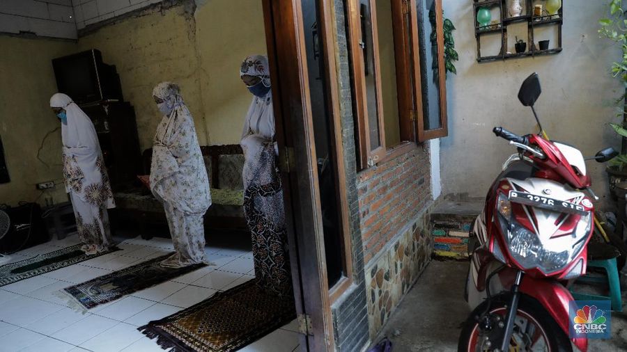 Warga melaksanakan Solat Idul Fitri Jl. H. Amsar Cipulir - Kebayoran Lama, Jkt Selatan Jakarta, Minggu (24/5/2020). Di masa pandemi, pemerintah beserta ulama menghimbau kepada masyarakat agar melaksanakan sholat idul fitri di rumah masing-masing guna memutus mata rantai COVID-19. (CNBC Indonesia/ Andrean Kristianto)