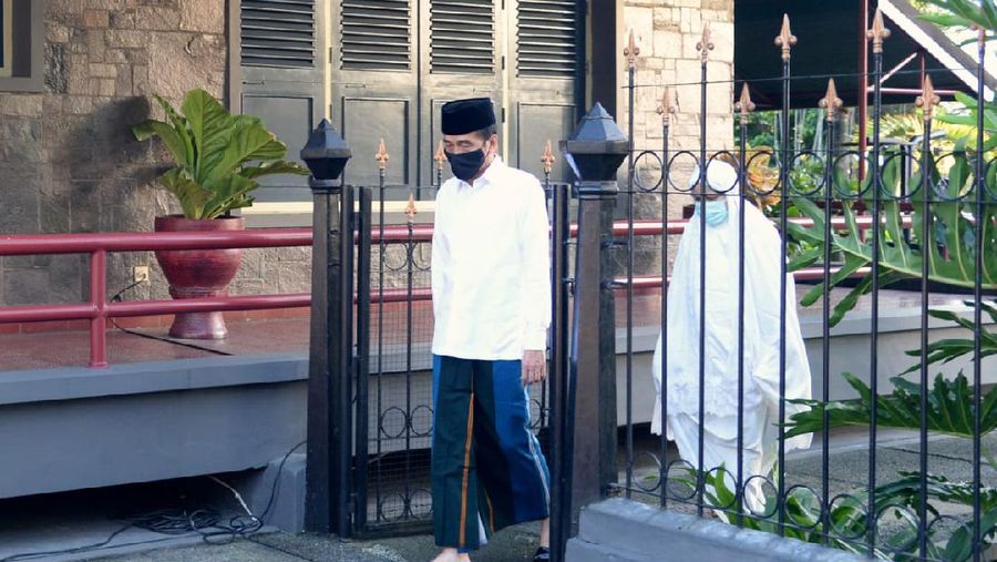 Presiden Jokowi Salat Idulfitri di Halaman Wisma Bayurini (Biro Pers Sekretariat Presiden/ Lukas)