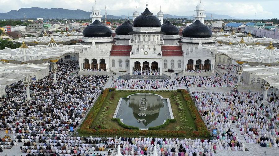 This aerial photo shows Muslims performing during an Eid al-Fitr prayer despite concerns of the new coronavirus outbreak, at Baiturrahman Grand Mosque in Banda Aceh in the deeply conservative Aceh province, Indonesia, Sunday, May 24, 2020. Millions of people in the world's largest Muslim nation are marking a muted and gloomy religious festival of Eid al-Fitr, the end of the fasting month of Ramadan - a usually joyous three-day celebration that has been significantly toned down as coronavirus cases soar. (AP Photo/Heri Juanda)