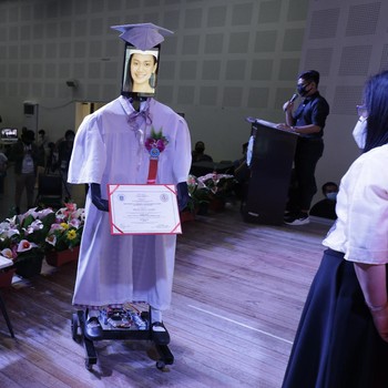 Unik, Filipina Pakai Robot Gantikan Manusia untuk Wisuda