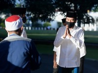 Pakai Masker, Ini Foto Jokowi Salat Id di Halaman Istana