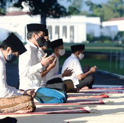 Bersama Keluarga, Jokowi Salat Idul fitri di Istana Bogor