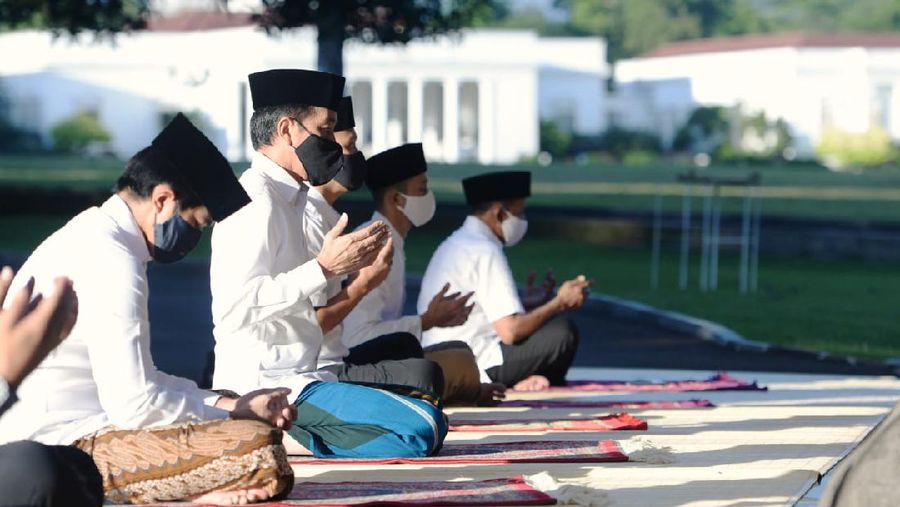 Presiden Jokowi Salat Idulfitri di Halaman Wisma Bayurini (Biro Pers Sekretariat Presiden/ Lukas)
