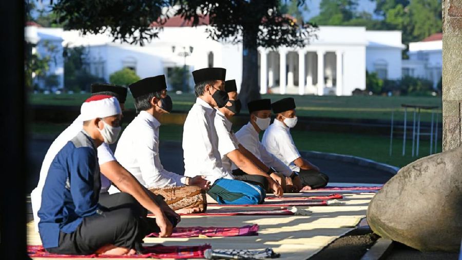 Presiden Jokowi Salat Idulfitri di Halaman Wisma Bayurini (Biro Pers Sekretariat Presiden/ Lukas)